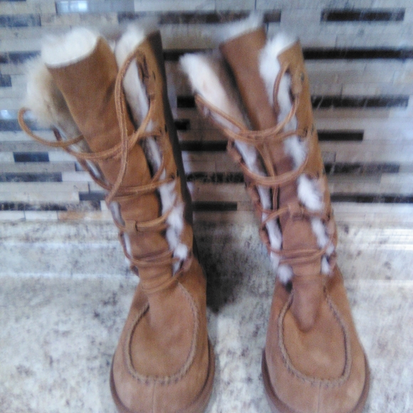 Woman's UGGs 7 - Picture 2 of 7